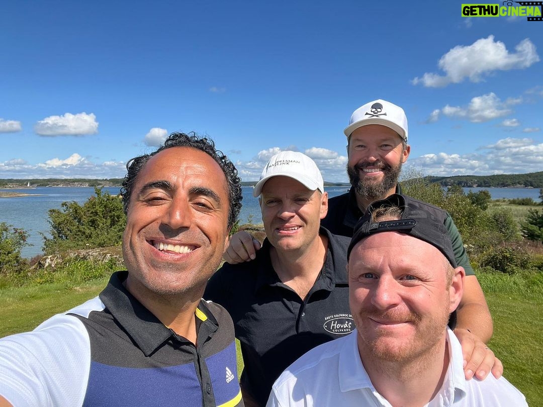 Özz Nûjen Instagram - TACK 😘 för igår all publik på #Flatön och all personal på @handelsman_flink 🎤😘❤️ Nu blir det vilodag och golf med @therealniklasandersson och krögarna Joel och @kirre_86 🏌🏽♂️⛳️❤️ #OrustGK