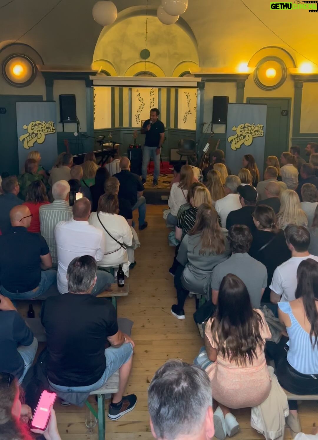 Özz Nûjen Instagram - Publiksnack. Hudiksvall 7 juli 2023. Någon har filmat mig i över 18 min. Brukar säga till publiken att inte filma mina gig är ni snälla, men denna gång blev det lite annorlunda. Det brukar ju aldrig bli bra när någon filmar av ens standup med sin mobil… men tydligen var det inte hans utan min mobil!? 🤷🏻♂️😅🤦🏻♂️ ja ja det blev helt ok ändå. Tack all publik i Hudiksvall för en riktigt rolig kväll på @pks_hudiksvall 😘❤️🎤🙌🏽😆 #standup #comedy #publiksnack #humor #hudiksvall #özznûjen #comedian #actor #sweden #kurdistan #kurdish #swedish #funnyvideos
