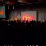 Özz Nûjen Instagram – ”Långa lösögonfransar” och ännu mer #standup kommer 13, 14, 15 och 16 dec i #Stockholm på @rawcomedyclub 🙌🏽😘😅🎅🏽🎄🤶🏽❤️🥳🙌🏽 vi ses snart fina vänner puss och kram 😘🤗 
Klipp från i #Göteborg i helgen av väldigt rolige komikerbror @martencvetkovic 🙏🏽😘❤️ 

#standupcomedy #comedy #show #henek #pêkenîn #humor #funnyvideos #funnyvideo #actor #comedian #attore #şanoger #sweden #swedish #kurdistan #kurdish #kurdî #funny #funnyshit #eyelashes #bijang #ögonfransar #lösögonfransar #fakelashes #hairtransplant #hairtransplantturkey