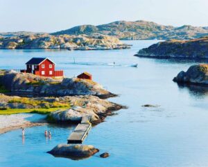 Özz Nûjen Instagram - Grattis till dig på din dag ❤️🇸🇪❤️ 
Vi är många som älskar dig. 
Tack så mycket för en hel del och även varsågod för mycket annat. 

…Din sol din himmel dina ängder gröna - de är så varma, vackra och sköna, särskilt i början på juni då det är din födelsedag. 😘❤️☀️🙌🏽🇸🇪🎂🥳🎉❤️ Stort grattis på nationaldagen alla i Sverige och även de som är utomlands 😘❤️puss och kram och ha en fin dag och ta väl hand om varandra och andra. ❤️😘 #nationaldagen #sverige #sverigesnationaldag #nationalday #sweden #6juni