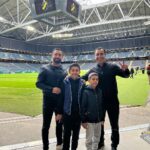Özz Nûjen Instagram - Dagens stolta fanbärare 🙏🏽🖤💛🙌🏽 @aik ❤️❤️❤️ #ApoÖzz #AmoÖzz med lillebror Cesur och brorsönerna Berzan och Dewran. #ForzaGnaget #AIK #aikfotboll