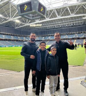 Özz Nûjen Instagram - Dagens stolta fanbärare 🙏🏽🖤💛🙌🏽 @aik ❤️❤️❤️ #ApoÖzz #AmoÖzz med lillebror Cesur och brorsönerna Berzan och Dewran. #ForzaGnaget #AIK #aikfotboll