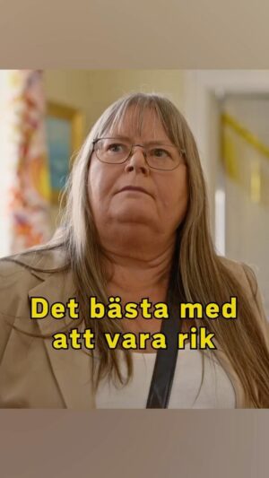 Özz Nûjen Instagram - Det är kul att vara rik i Sverige! Nu finns alla 8 avsnitt av vår succé ”Flykten till Östermalm” på #SVTPlay för dig att titta på när du vill ett tag framöver. Ha en fin dag och en underbar sommar 😘☀️❤️🙌🏽🍿🎬 
#flyktentillöstermalm #svt #svthumor #humorserie #comedy #tvserie #tvseries #funnyvideos #funny #richpeople #riktfolk #cinema #film #rêzefîlm #sweden #stockholm #östermalm #tax #taxes #skatt #skatter #ekonomi #pengar #money #pere #dewlemend #zengîn #familjenmursa #babakennedy