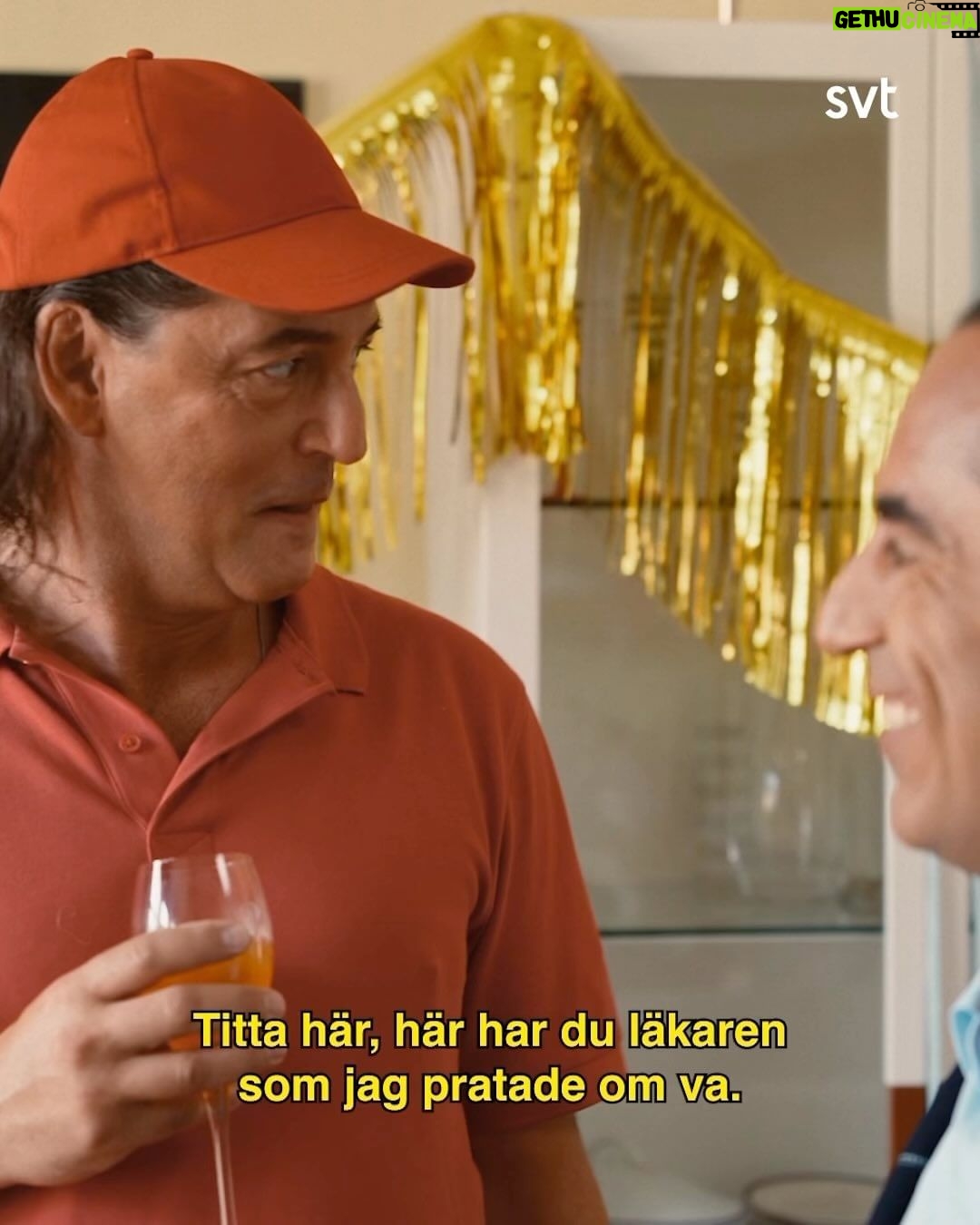 Özz Nûjen - 762 Likes - Vi avslutar med en hejdundrande fest i det sista avsnittet av ”Flykten till Östermalm” och därmed vill jag tacka alla och varenda en som gjort denna stora succé möjlig. Mina varmaste och innerligaste TACK till just dig! ❤️❤️❤️ Puss och kram och ha en underbar fin och skön sommar. Alla 8 avsnitt finns nu på #SVTPlay appen.☀️😘🌴🍹🎉😘☀️ Em bi şev û şahiyek bêhempa beşa dawî ya “Reva bo Ostermalm” diqedînin û bi vê jî dixwazim spasiya hemû û heryekê ku vê serkeftina mezin pêkaniye bikim. Bi dil û can ji te ra dibêm SPAS! ❤️❤️❤️ Maç û hemêz û havînek xweş û geş bo te dixwazim. Hemû 8 beş nuha di appa SVT Play da hene. ☀️😘🌴🍹🎉😘☀️
#svt #svthumor #flyktentillöstermalm #humor #humorserie #comedy #funny #funnyvideo #funnyvideos #tvserie #tvseries #funnyclips #rêzefîlm #film #movie #cinema #stockholm #sverige #sweden #östermalm #malmö #skåne #rosengård #babakennedy #familjenmursa #swedish #actor #actors #kurdish
