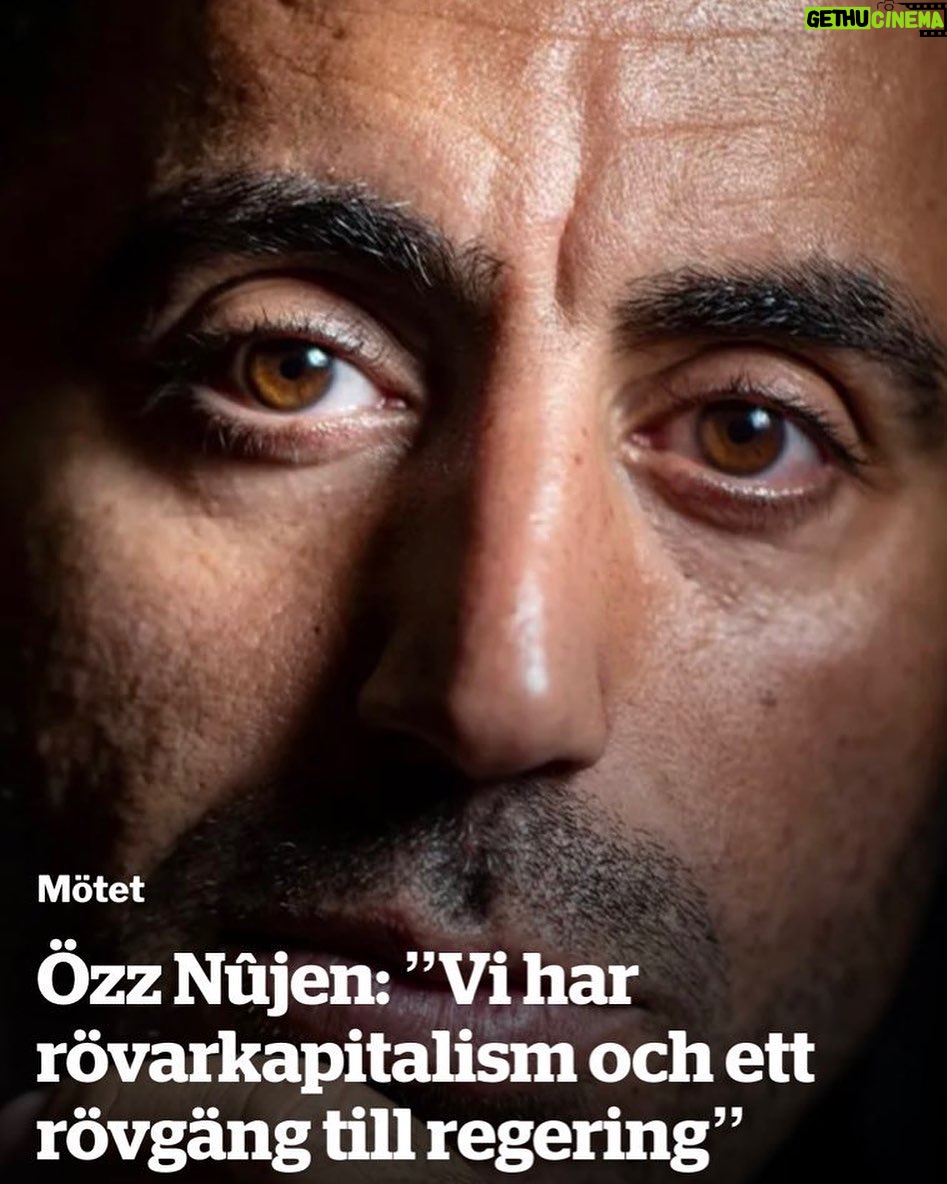 Özz Nûjen - 1.3K Likes - ”Jag hoppas att Sven Melander ler i sin himmel och är glad över oss”
Seriens premiss är enkel: Den gladlynte kurdiska pappan Kennedy Mursa ärver en halv miljard och tar ett snabbt beslut. Han proppar in familjen och sin mamma i bilen och flyttar från Rosengård till en sjurummare på Östermalm med Sveriges dyraste utsikt.
– Han älskar att bo i Rosengård, och har det bra där. Men när han blir förmögen vill han ge sin familj det bästa och dyraste. Han vet att världen är till för de rika och han kan njuta av det.
– Jag kom till ett Sverige då man var välkommen som flykting. Nu är man inte ens välkommen om man är utlänning och läser på universitet. Det är skrämmande när man ser hur Sverige har förändrats de senaste 40 åren. Det är en enorm skillnad. Och det är för att vi har låtit oss vägledas av rasismens och xenofobins politiska kraft, säger Özz Nûjen.
Hela långa intervjun finns på @dagensetc att läsa 😘❤️ ha en fin helg!
#flyktentillöstermalm #humor #comedy #tvseries #humorserie #babakennedy #özznûjen #intervju #möte #hevpeyvîn #dagensetc #stockholm #sweden #kurdistan #kurdish #swedish #actor #attore #şanoger