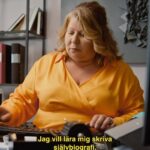 Özz Nûjen Instagram - Baba Kennedy vill lära sig att skriva en självbiografi och går på skrivarkurs hos ingen mindre än Björn Ranelid. 😅✍🏽🤣 MISSA INTE nästsista avsnittet (7 av 8) fredag 19 maj på @svt 1 kl.22! 😘❤️🎬🍿😘 Baba Kennedy dixwaze pirtûkek ser jiyana xwe binivîse û dixwaze fêrî nivîsandina romanan bibe û diçe ba nivîskarê swêdî ê binavûdeng, Bjorn Ranelîd û bielime/fêr be. 😅✍🏽🤣 Beşa 7 ji ya 8 an roja înê 19 gulanê di kanala SVT 1 da saet/katjimêr 22, JÊ NEMÎNIN! #humor #flyktentillöstermalm #humorserie @svt @svthumor #svthumor #babakennedy #björnranelid #författare #biografi #skrivkurs #kursanivîsê #comedy #henek #author #famous #binavûdeng #nivîs #roman #actor #sweden #swedish #stockholm #kurd #kurdish #kurdistan #rêzefîlm #movies #funnyvideos #film #cinema #video