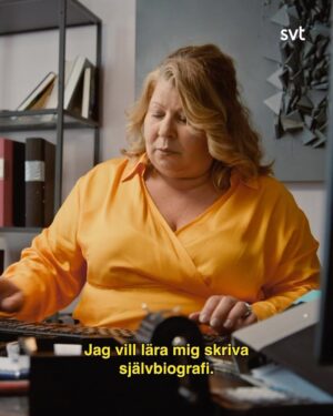 Özz Nûjen Instagram - Baba Kennedy vill lära sig att skriva en självbiografi och går på skrivarkurs hos ingen mindre än Björn Ranelid. 😅✍🏽🤣 MISSA INTE nästsista avsnittet (7 av 8) fredag 19 maj på @svt 1 kl.22! 😘❤️🎬🍿😘 Baba Kennedy dixwaze pirtûkek ser jiyana xwe binivîse û dixwaze fêrî nivîsandina romanan bibe û diçe ba nivîskarê swêdî ê binavûdeng, Bjorn Ranelîd û bielime/fêr be. 😅✍🏽🤣 Beşa 7 ji ya 8 an roja înê 19 gulanê di kanala SVT 1 da saet/katjimêr 22, JÊ NEMÎNIN! 

#humor #flyktentillöstermalm #humorserie @svt @svthumor #svthumor #babakennedy #björnranelid #författare #biografi #skrivkurs #kursanivîsê #comedy #henek #author #famous #binavûdeng #nivîs #roman #actor #sweden #swedish #stockholm #kurd #kurdish #kurdistan #rêzefîlm #movies #funnyvideos #film #cinema #video
