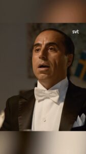 Özz Nûjen Instagram - Baba Kennedy: ”Vi är alla människa” 😅🤷🏻‍♂️ Melissas pojkvän är bjuden till middag. Avsnitt 6 nu på #SVTPlay 😘🎬🍿❤️ Baba Kennedy dibêje “Em hemû însan/mirov in” 😅🤷🏻‍♂️ Dostê/Yarê Melîssa hatiye şîva êvarê. Beşa 6 nuha di appa SVTPlay da heye. #flyktentillöstermalm #babakennedy #humor #humorserie #tvserie #tvseries #comedy #comedyvideos @svthumor @svt @scandinaviancontent #middag #dinner #şîvaêvarê #östermalm #danderyd #pojkvän #malmö #rosengård #flickvän #rikedom #rika #rich #richlife #dewlemendî #zengîn #sweden #swedish #kurdish #kurdistan #actors #comedian