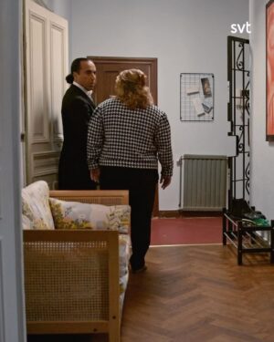 Özz Nûjen Instagram - På @svt 1 ikväll kl.22 avsnitt sex av ”Flykten till Östermalm” eller när du vill i appen SVTPlay ❤️🎬🍿 Missa inte när Melissas pojkvän är gäst hos familjen Mursa 😅❤️🤷🏻‍♂️🤣 Îşev saet/katjimêr 22 di kanala swêdî a SVT 1 da beşa şeş a “Reva bo Ostermalm” 🍿🎬❤️ Jê nemînîn gava/çaxa/dema dostê/yarê Melîssa dibe mêvandarê malbata Mursa. 😅❤️🤷🏻‍♂️🤣 
@svthumor @scandinaviancontent @makomanovic @adiomanovic #svt #svthumor #flyktentillöstermalm #humorserie #tvserie #tvseries #comedy #pêkenok #henek #funnyvideos #sweden #actors #attore #swedish #kurdish #kurdistan #şanoger #östermalm #stockholm #malmö #rosengård #richpeople #pojkvän #flickvän #girlfriend #boyfriend #yar #dost #heval #familjenmursa