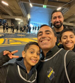 Özz Nûjen Instagram - Dagens stolta fanbärare 🙏🏽🖤💛🙌🏽 @aik ❤️❤️❤️ #ApoÖzz #AmoÖzz med lillebror Cesur och brorsönerna Berzan och Dewran. #ForzaGnaget #AIK #aikfotboll