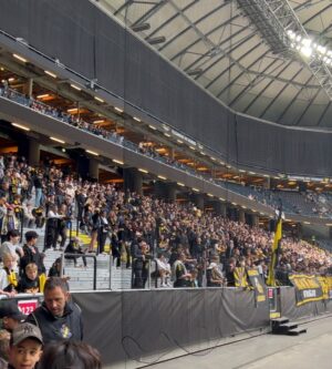 Özz Nûjen Instagram - Dagens stolta fanbärare 🙏🏽🖤💛🙌🏽 @aik ❤️❤️❤️ #ApoÖzz #AmoÖzz med lillebror Cesur och brorsönerna Berzan och Dewran. #ForzaGnaget #AIK #aikfotboll