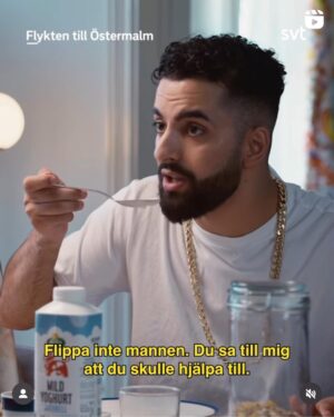 Özz Nûjen Instagram - När Ibbe tror att Baba Kennedys pengar även är hans pengar. 😅💰💸🤷🏻‍♂️🤣 Nästsista avsnittet (7 av 8) av ”Flykten till Östermalm” kommer på fredag 19 maj på @svt 1 kl.22 eller när du vill och kan i appen #SVTPlay. 😘❤️ Gava/Çaxa/Dema Îbbe bawer dike ku perê Baba Kennedy perê wî ye jî. 😅💰💸🤷🏻‍♂️🤣 Beşa 7 ya “Reva bo Ostermalm” roja înê saet/katjimêr 22 di kanala swêdî ya SVT 1 da tê weşanê. 😘❤️ 

#flyktentillöstermalm #humor #humorserie @svthumor @scandinaviancontent #tvserie #tvseries #comedy #film #movie #cinema #fîlm #rêzefîlm #sweden #swedish #stockholm #östermalm #skåne #malmö #rosengård #kurdish #kurdî #kurdistan #henek #pêkenîn #pêkenok #dewlemend #rich #richpeople #rikedom #money