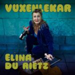Özz Nûjen Instagram – Halloj! Ikväll släpps det biljetter till ”Vuxenlekar” en standup om att inte vilja bli stor… Premiär 13 mars #Uppsala och sen #Sthlm #Umeå #Norrköping och #Västerås (nästa vecka några städer till) Köp din bilj nu på elinadurietz.se/wp/
Av och med Elina Du Rietz Regi: Özz Nûjen
Elina vill inte bli stor, hon har aldrig velat bli stor. Man kan kanske skylla på tv-programmet, FARBRORN SOM INTE VILLE BLI STOR, som etsat sig fast i Elinas sinne sedan hon såg den 1981. Elina är vuxen nu, och hon vet om det, fast hon vägrar att acceptera det.
VUXENLEKAR är en stand up om Elina (och kanske hela hennes generation födda på 70-talet) som vägrar bli vuxna. Om dubbelmoralen, om fördomarna och om åldershetsen i samhället. Om rädslan att bli tråkig, att mogna, och att se sig själv i spegeln varje morgon och få en chock! Räkna med igenkänning. Även om du knappt fyllt 30.
Elina ses regelbundet på de största stand up-klubbarna i Sverige, samt på tv och film. Senast såg ni Elina i Flykten till Östermalm, och tidigare har hon medverkat i allt ifrån Partaj och Solsidan till Jordskott och Tårtgeneralen. #standup #show #comedy #elinadurietz