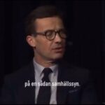 Özz Nûjen Instagram – Viktiga saker att aldrig glömma. När Ulf lovar saker. 
Ulf Kristersson, från att aldrig kunna samarbeta med Jimmie Åkesson till att fullständigt göra allt det Jimmie vill och ber om. Det tog bara några månader för Ulf och @moderaterna att bli ett lydparti för ett rasistiskt parti grundad av nazister. Medborgare glöm aldrig det!