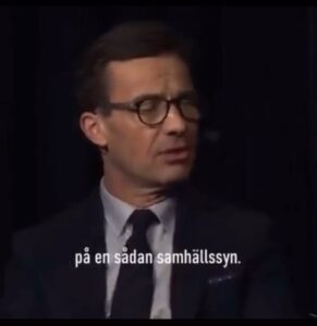 Özz Nûjen Instagram - Viktiga saker att aldrig glömma. När Ulf lovar saker. Ulf Kristersson, från att aldrig kunna samarbeta med Jimmie Åkesson till att fullständigt göra allt det Jimmie vill och ber om. Det tog bara några månader för Ulf och @moderaterna att bli ett lydparti för ett rasistiskt parti grundad av nazister. Medborgare glöm aldrig det!