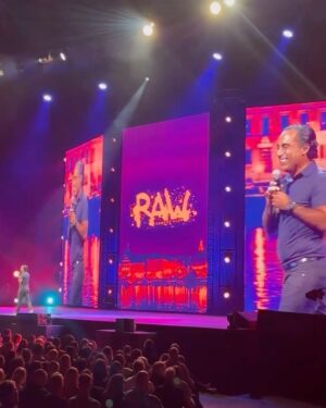 Özz Nûjen Instagram - Zlatan vs Kungen 😅🤷🏻‍♂️🙌🏽❤️👑🎤🙌🏽 
Mina nästa #standup är i #Göteborg på onsdag 25 okt på @surrarena biljetter på Tickster.com och så kör jag även i #Vällingby på torsdag 26 okt på @olearysvallingby samt i #Stockholm 8 nov på Biblioteket Live #Södermalm med @lolcomedyclubab biljetter på Billetto.se 
#comedy #standup #özznujen #özznûjen #standupcomedian #show @iamzlatanibrahimovic #football #fotboll #calcio #humor #henek #laqirdî #sweden #swedish #kurdistan #kurdish #actor #attore #şanoger #şano #henekvan #comedian #funnyvideos #funny #video #videos