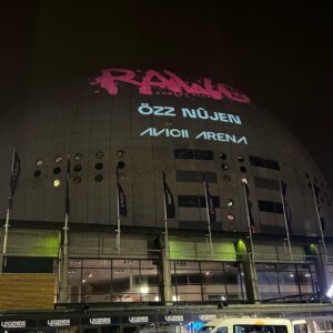 Özz Nûjen Instagram - 11.500 personer i publiken ikväll på #Globen 🙌🏽😘🙏🏽❤️🎤❤️ tack @rawcomedyclub för 20 årsjubileum och tack till @martencvetkovic och @erikmikaeltillman för väldigt vänligt och proffsigt uppstyrt #standup kväll