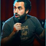 Özz Nûjen Instagram – Goddag vänner! 😘❤️ Rojbaş hevalno! 
Vi ses snart på standupklubbarna i vår 😘 Em ê hevdû di nêz da li klûbên standup vê baharê bibînin. 
Första klubbgigen är på @rawcomedyclub nu på fredag och lördag 26-27 jan I #Stockholm