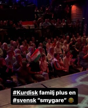 Özz Nûjen Instagram - #Kurdisk familj plus en #svensk ”smygare” 😅😂😂🙌🏽 

Från början på min #standup med publiksnack på @mejerietilund 21 sept 2023 med klubben @oslipat ❤️ 

#comedy #humor #standupcomedy #improvisation #show #roligt #kul #henek #laqirdî #comedian #actor #sweden #swedish #funny #funnyvideos #kurdish #kurdishflag #kurdishfamily #kurdistan #smygare #sneaky #sneakysneaky #bidizîka #videos #videoclip #alakurdistan #funnychild