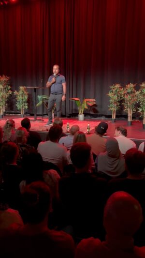 Özz Nûjen Instagram - Kom till pappa Özz! 
Publiksnack från min #standup i #Malmö 20 sept 2023 på ett fullsatt #Babel inför en väldigt fin och kul publik. 🙏🏽❤️😅🙌🏽 älskar mitt jobb! Tack alla som kommer och tittar 😘 

#comedy #show #özznûjen #comedian #komiker #henekvan #laqirdî #humor #publik #publiksnack #interaction #impro #improvisation #standupcomedy #talk #sweden #swedish #kurd #kurdish #kurdistan #noborder #ingagränser #noboundaries #funny #funnyvideos #funtimes #actor