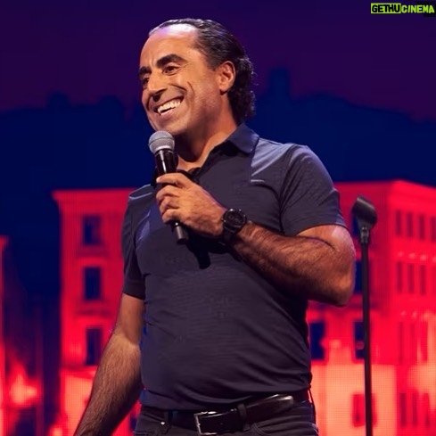 Özz Nûjen - 818 Likes - Jag vill bara säga TACK till dig som har kommit och tittat på mig när jag har kört #teater eller #standup i år. 😘 Jag vill också tacka varenda en som har fixat gig, bokat mig, jobbat tillsammans med mig, pushat mig, regisserat mig, hjälpt mig med resor, hotell och sagt eller tänkt något snällt om mig. ❤️❤️❤️ Tack älskade föräldrar, syskon och syskonbarn som alltid ställer upp för mig och alltid står upp för mig. Tack alla vänner 😘 och vi ses nästa år! ❤️ God jul och gott nytt år! 😘🎅🏽🎄🤶🏽🥳🍻❤️🙌🏽 Spas bo we hemûya ên ku hatine û li şano an jî standup ê min rêtine/dîtine/temaşe kirine. 😘❤️❤️❤️ Noela we û sersala we pîroz be!
