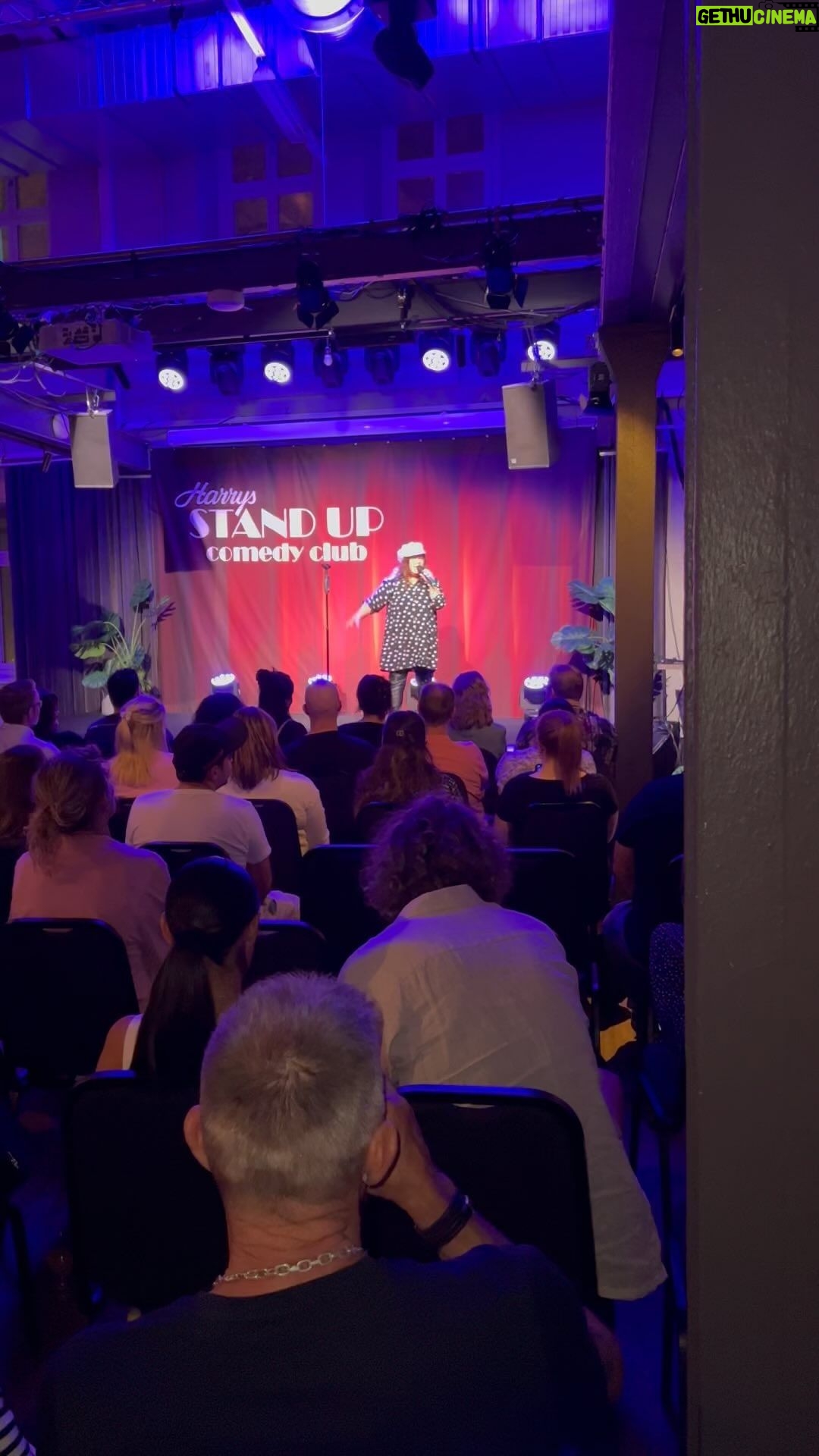 Özz Nûjen Instagram - Vaffaan är det som händer i Norrköping?!? Min #standup från kvällens show i #Norrköping 🤷🏻♂️😅🎤❤️ #comedy #özznûjen #svpol #humor #elsparkcykel #sprängning #explosion #teater #özznujen #moderat #moderater #populister #politiker