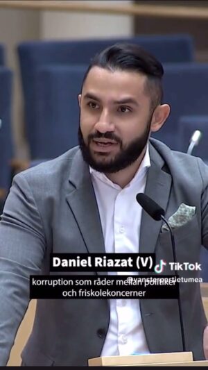 Özz Nûjen Instagram - Fascisten #Jomshof sitter kvar.
Det var ändå ganska väntat att vår nya #blåbruna regering inte skulle våga säga ett ord mot den person som med berått mod fortsatte utsätta vårt #Sverige för fara och hot med tanke på utrikespolitiken och stundande @NATO medlemskapet.
@liberalernas gjorde ingenting @kristdemokraterna likaså @moderaterna gjorde som vanligt ingenting.
Ingen får glömma detta.
De gjorde ingenting. Ingenting gjorde de mot fascisten och fascisterna som deras makt vilar på och är beroende av.
Detta ingenting är ändå allting. 
Ja allting.
Allting, allt detta ingenting gjorde de för att deras vänner i #marknadsskolan och #välfärdsföretag ska få fortsätta privatisera och plundra vår gemensamma välfärd och framtid… 

@danielriazat från @vansterpartiet säger exakt som det är i detta klippet.

#svpol #ekonomi #välfärd #klass #samhälle #privatiseringar #skolan #vård #vården #ungdomar #utbildning #barn #lärare #skolbarn #framtid