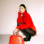 Úrsula Corberó Instagram - Con tanta promo se me olvidó subir las fotos de promo hehe #ElCuerpoEnLlamas ❤️‍🩹 📸 @sharonlopez