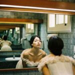 Úrsula Corberó Instagram - Durante el rodaje de #ElCuerpoEnLlamas venía @aralereartesv a hacerme fotos preciosas como estas 🕊️