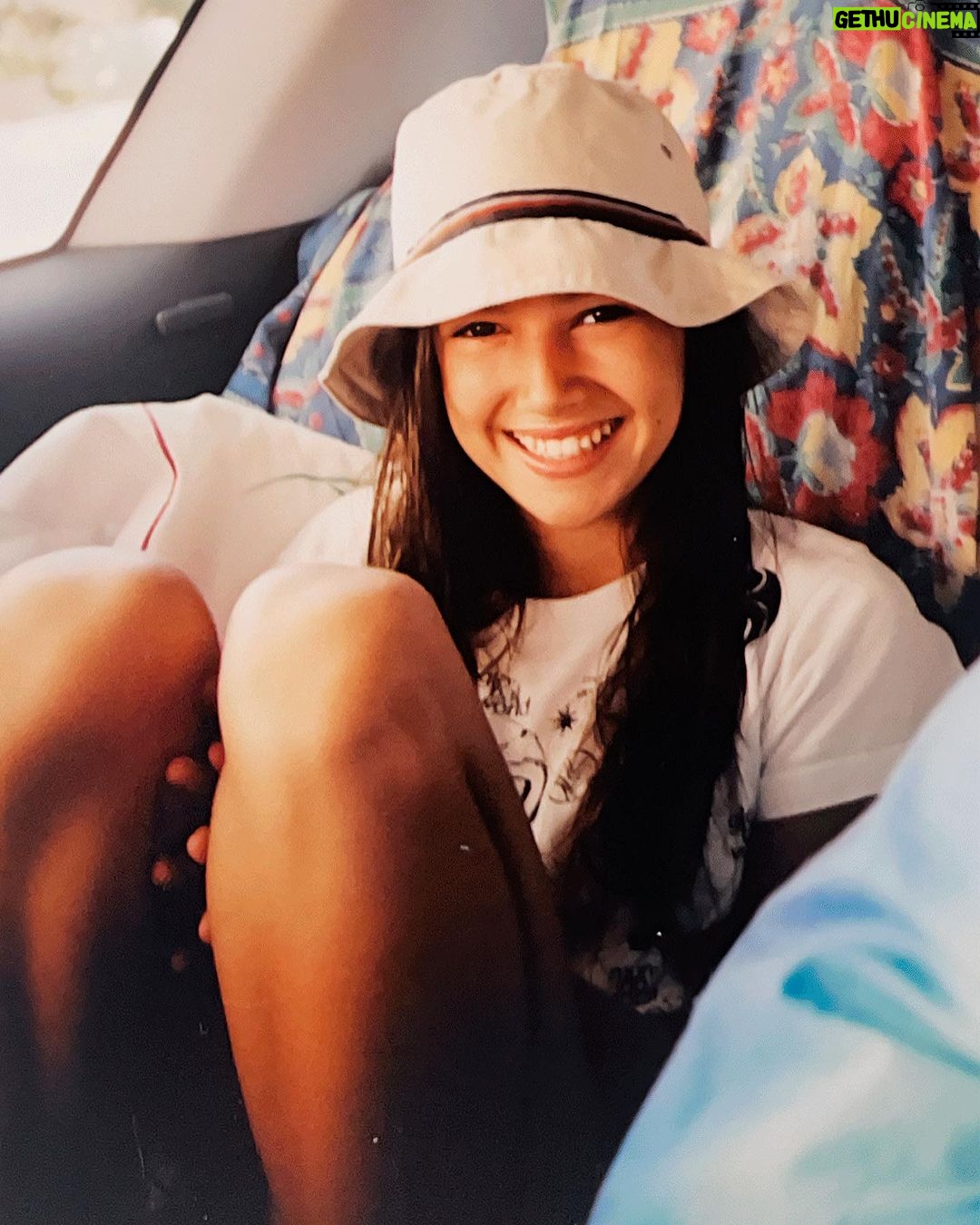 Úrsula Corberó Instagram - Antes de ser mujer, fui niña. Con mis sueños y mis miedos, pero siempre creí en mí misma. Tengo una familia que nunca me puso barreras y eso me permitió crecer en un lugar con oportunidades. Desgraciadamente hay muchas niñas que no siempre tienen la libertad de poder decidir sobre sus vidas. Entre tod@s podemos darles la posibilidad de que construyan su propio futuro. Por eso me uno a @savethechildren_es como su embajadora global. Estoy muy emocionada, gracias por esta oportunidad 🫶🏻 • Before I became a woman, I was a child. I had dreams and I had fears, but I always believed in myself. My family was always very supportive and this allowed me to grow up in a place full of opportunities. Unfortunately, there are plenty of girls who aren’t always free to make decisions about their own lives. Together, we can give them the chance to build their own future. That’s why I’m joining @savethechildren_es as their global ambassador. I’m truly honored, thank you for this opportunity 🫶🏻