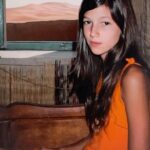Úrsula Corberó Instagram - Antes de ser mujer, fui niña. Con mis sueños y mis miedos, pero siempre creí en mí misma. Tengo una familia que nunca me puso barreras y eso me permitió crecer en un lugar con oportunidades. Desgraciadamente hay muchas niñas que no siempre tienen la libertad de poder decidir sobre sus vidas. Entre tod@s podemos darles la posibilidad de que construyan su propio futuro. Por eso me uno a @savethechildren_es como su embajadora global. Estoy muy emocionada, gracias por esta oportunidad 🫶🏻 • Before I became a woman, I was a child. I had dreams and I had fears, but I always believed in myself. My family was always very supportive and this allowed me to grow up in a place full of opportunities. Unfortunately, there are plenty of girls who aren’t always free to make decisions about their own lives. Together, we can give them the chance to build their own future. That’s why I’m joining @savethechildren_es as their global ambassador. I’m truly honored, thank you for this opportunity 🫶🏻