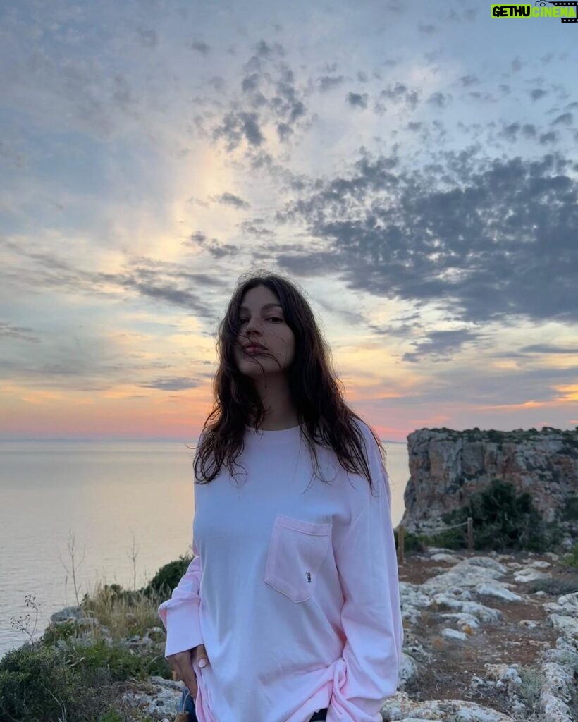 Úrsula Corberó Instagram - He vuelto a mi isla favorita con mi persona favorita 🦞 Feliç revetlla de Sant Joannnnnn btw ✨ Menorca, Islas Baleares