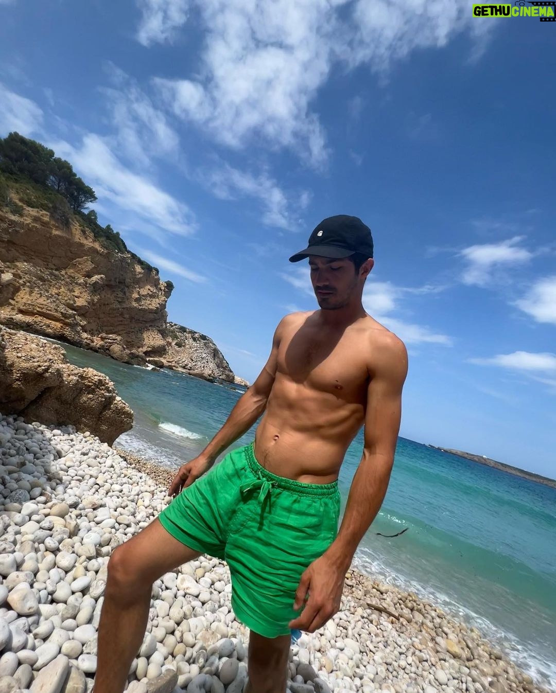 Úrsula Corberó Instagram - He vuelto a mi isla favorita con mi persona favorita 🦞 Feliç revetlla de Sant Joannnnnn btw ✨ Menorca, Islas Baleares