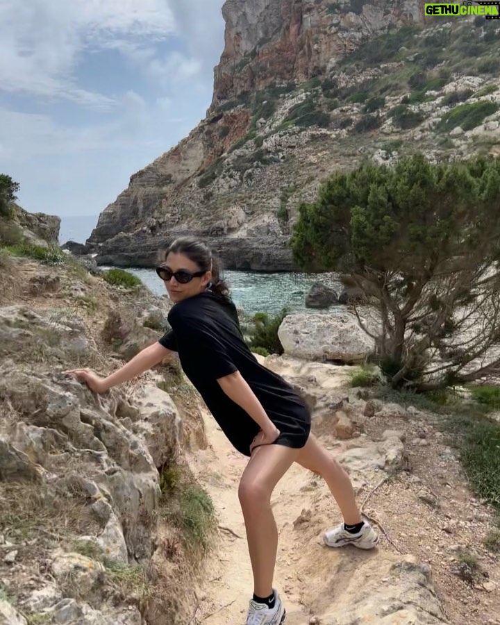 Úrsula Corberó Instagram - He vuelto a mi isla favorita con mi persona favorita 🦞 Feliç revetlla de Sant Joannnnnn btw ✨ Menorca, Islas Baleares