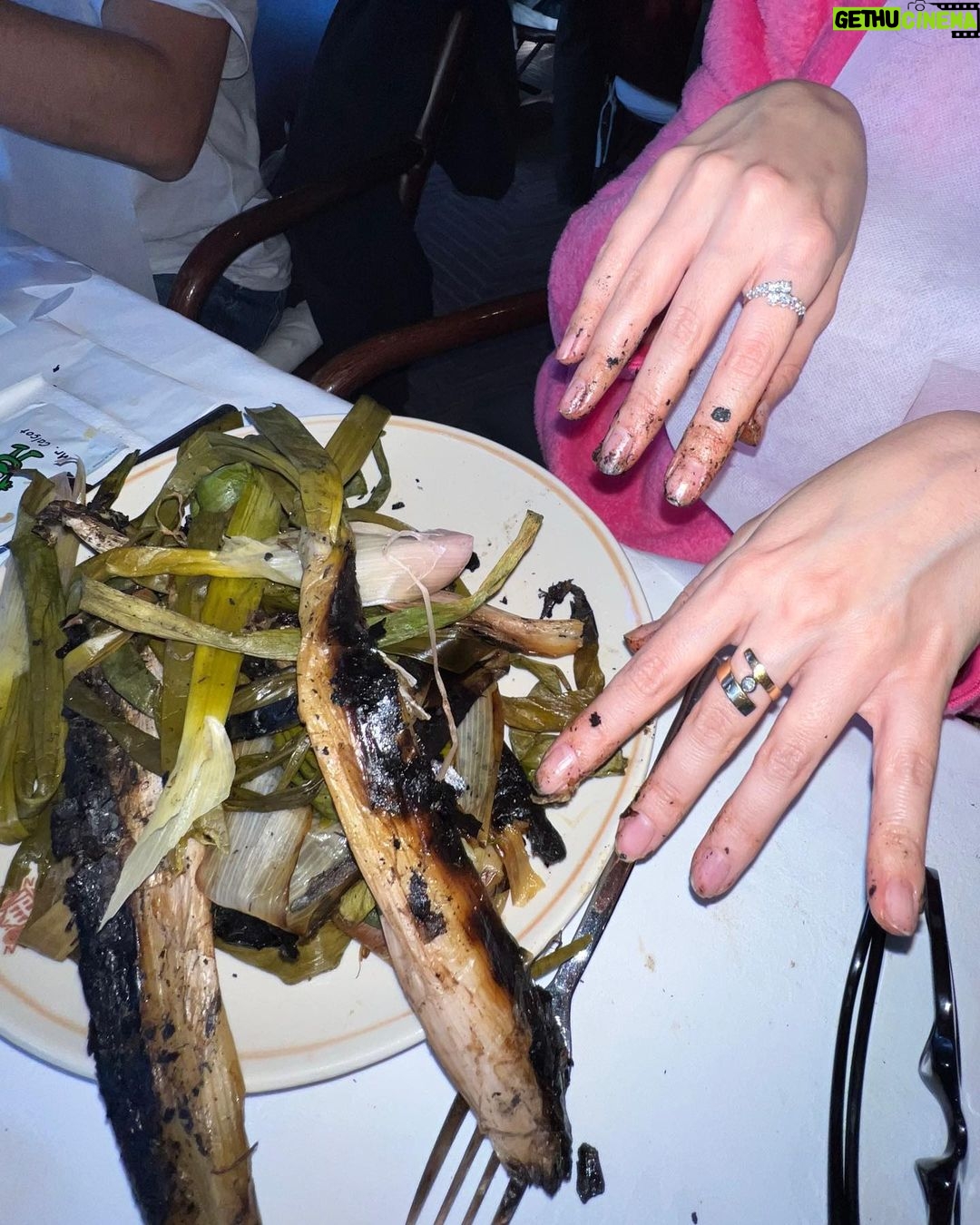 Úrsula Corberó Instagram - Calçots seasonnnnn una boníssimada nena 💖💕🌾🌾🌾💝💓