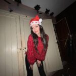 Úrsula Corberó Instagram - Felices Fiestas desde el rodaje de ElCuerpoEnLlamas 🫶🏻☄️ (tb me he dado con una viga en la cabeza y me he puesto a llorar pero de eso no tengo foto 🥲)