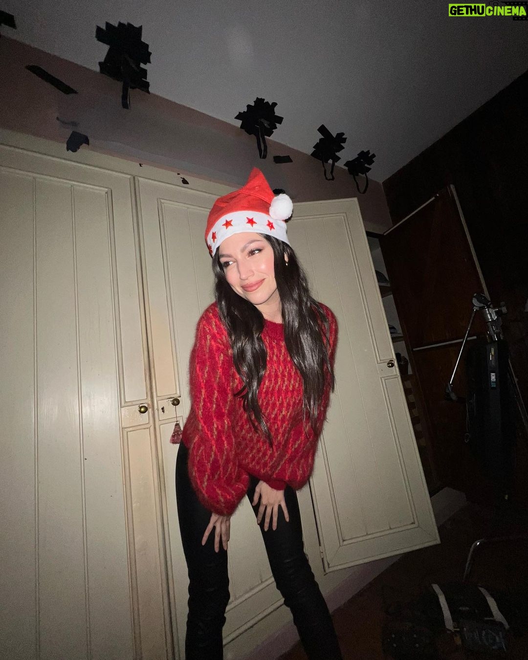 脷rsula Corber贸 Instagram - Felices Fiestas desde el rodaje de ElCuerpoEnLlamas 馃馃徎鈽勶笍 (tb me he dado con una viga en la cabeza y me he puesto a llorar pero de eso no tengo foto 馃ゲ)
