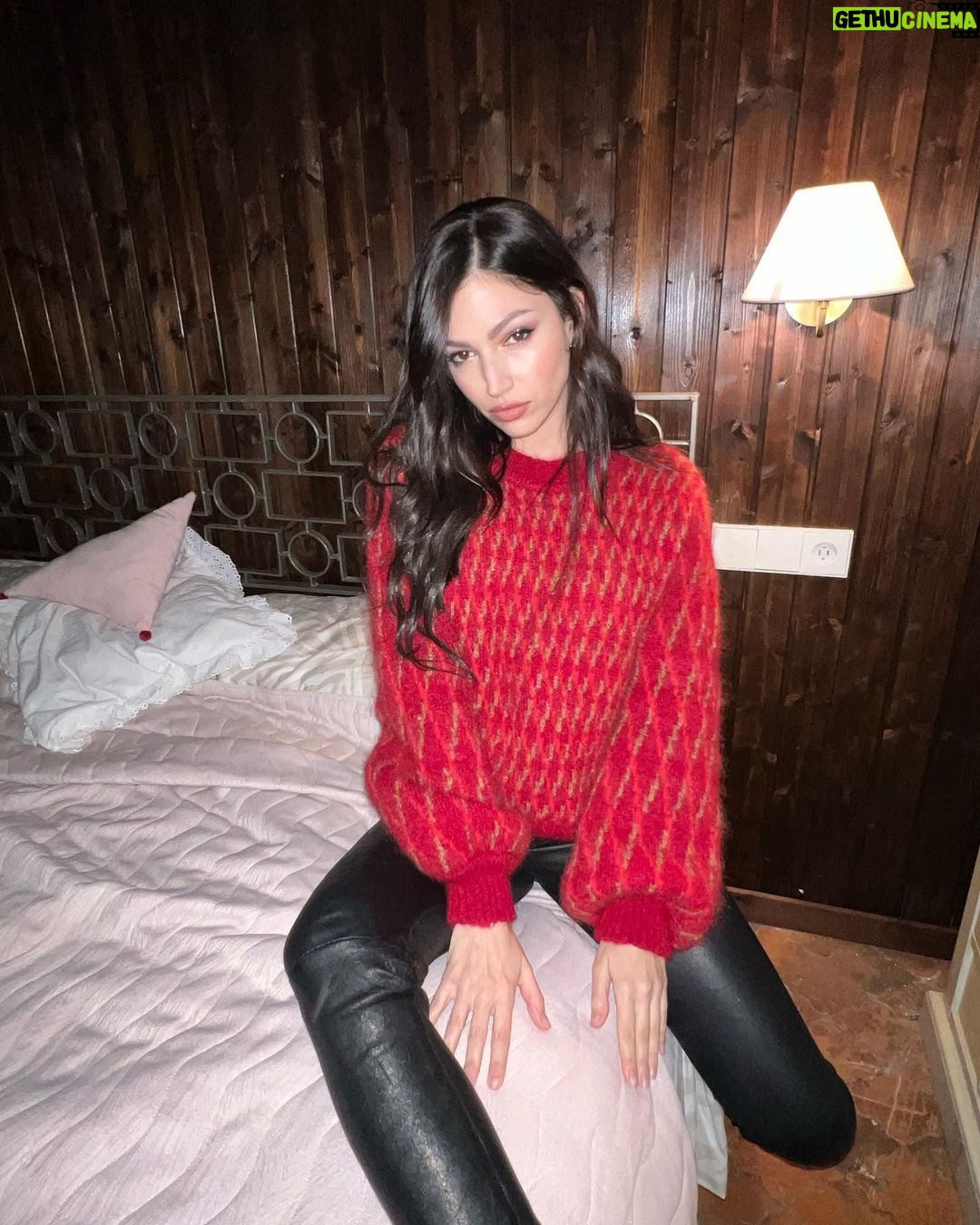 脷rsula Corber贸 Instagram - Felices Fiestas desde el rodaje de ElCuerpoEnLlamas 馃馃徎鈽勶笍 (tb me he dado con una viga en la cabeza y me he puesto a llorar pero de eso no tengo foto 馃ゲ)