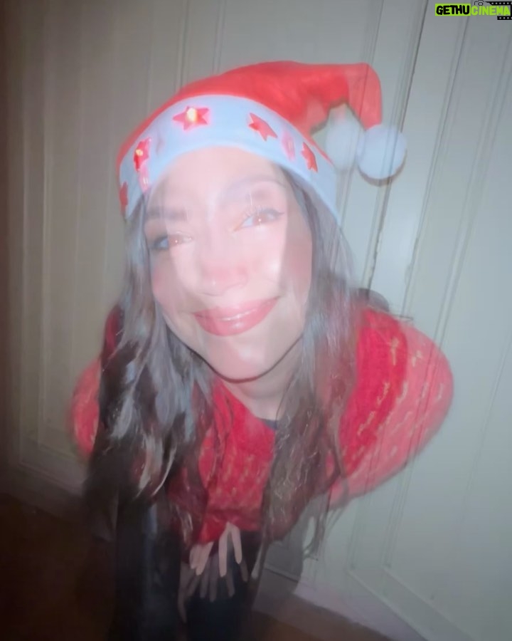 脷rsula Corber贸 Instagram - Felices Fiestas desde el rodaje de ElCuerpoEnLlamas 馃馃徎鈽勶笍 (tb me he dado con una viga en la cabeza y me he puesto a llorar pero de eso no tengo foto 馃ゲ)