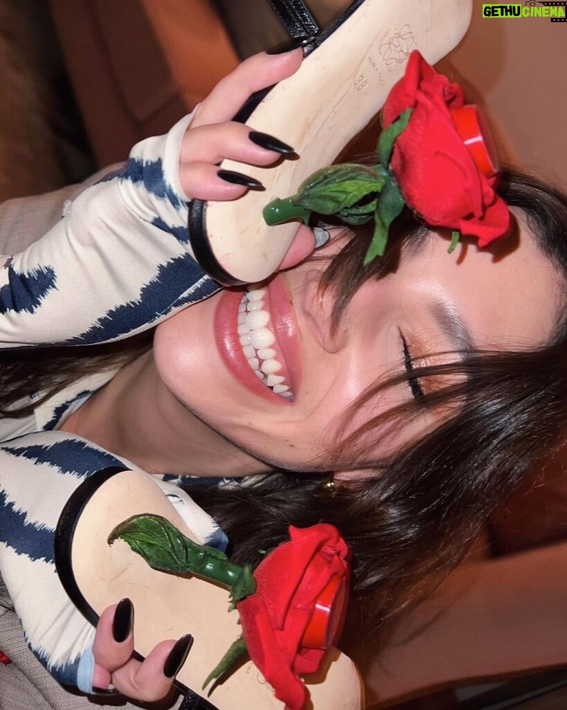 Úrsula Corberó Instagram - Abril, rosas mil 💔