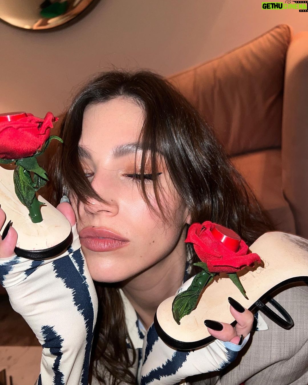 脷rsula Corber贸 Instagram - Abril, rosas mil 馃挃