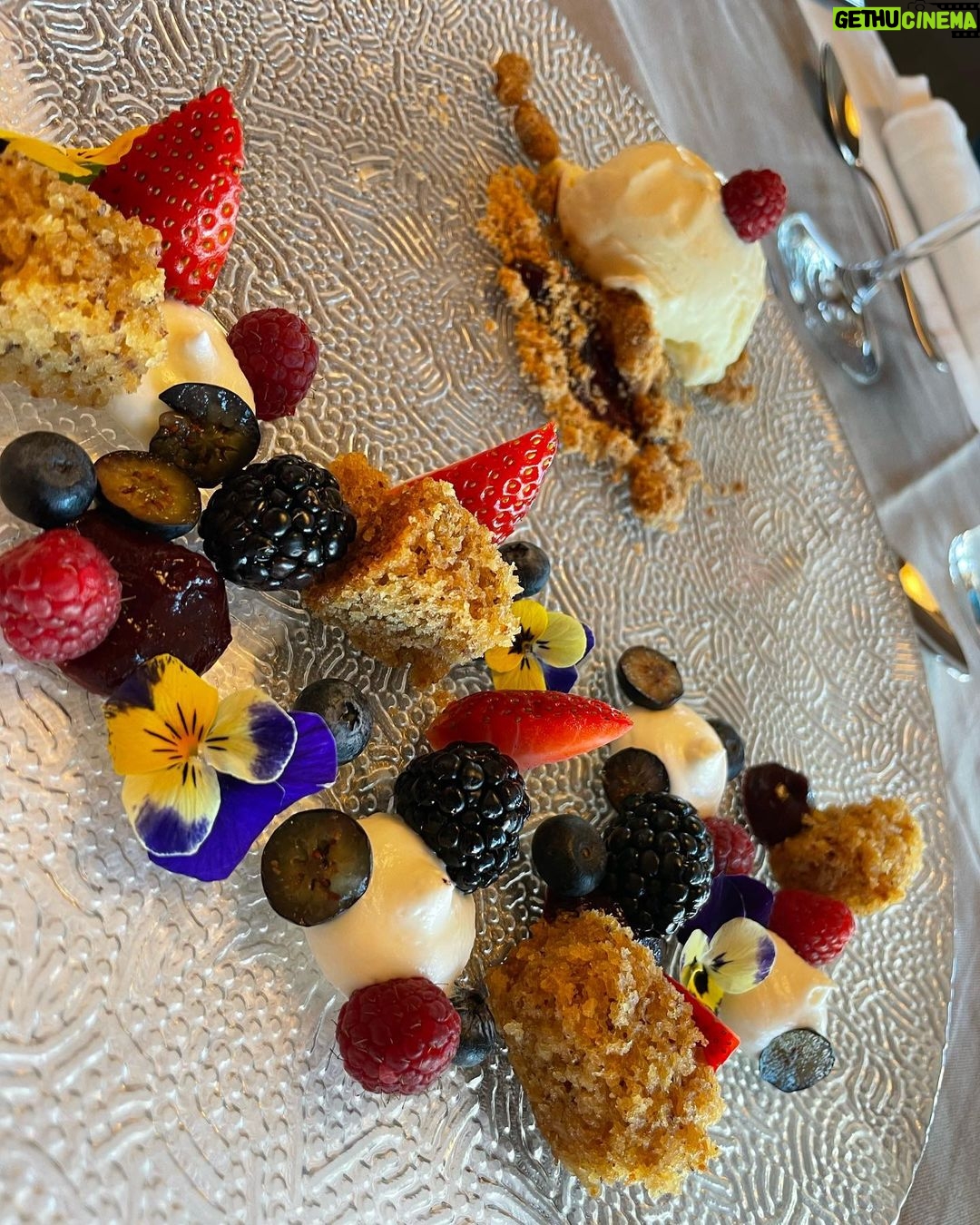 Úrsula Corberó Instagram - IceFriendly me llaman ✨ Feliz 2022 para tutti 🍧