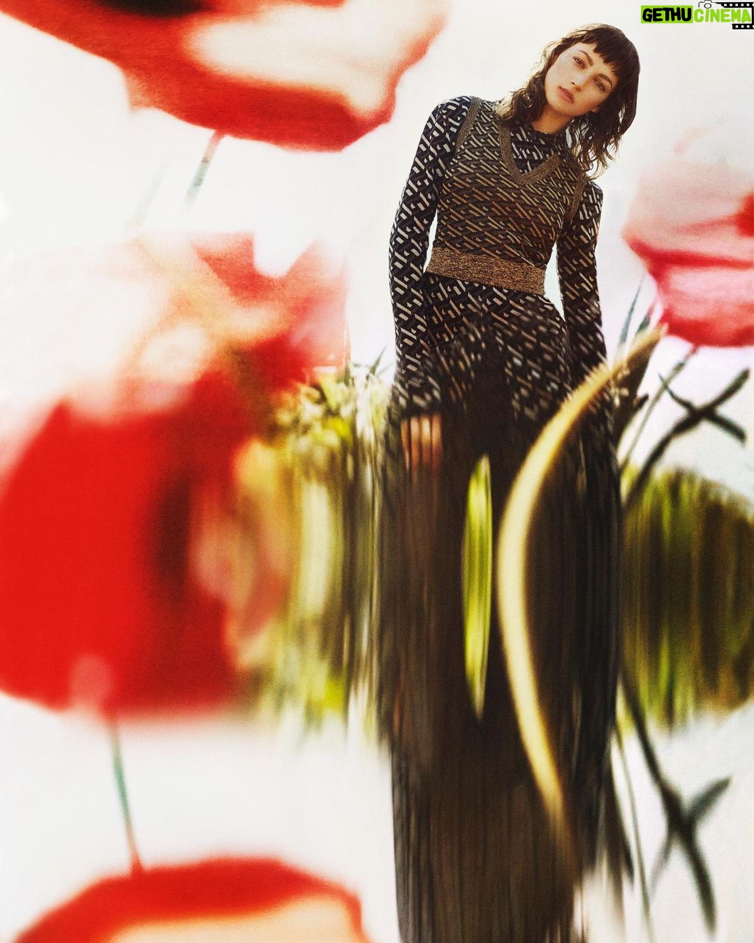 脷rsula Corber贸 Instagram - @voguespain 馃悾馃専
