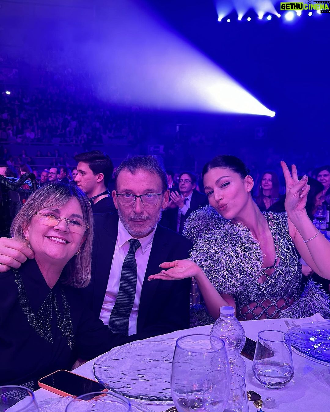Úrsula Corberó Instagram - Noche FEROZ con el mejor equipo del mundo y mis papis siempre claro ⭐️ #ElCuerpoEnLlamas @netflixes • @ivangomez @helenatejedor @inchisandrose @vanesajuez @luciabustillo