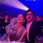 Úrsula Corberó Instagram - Noche FEROZ con el mejor equipo del mundo y mis papis siempre claro ⭐️ #ElCuerpoEnLlamas @netflixes • @ivangomez @helenatejedor @inchisandrose @vanesajuez @luciabustillo