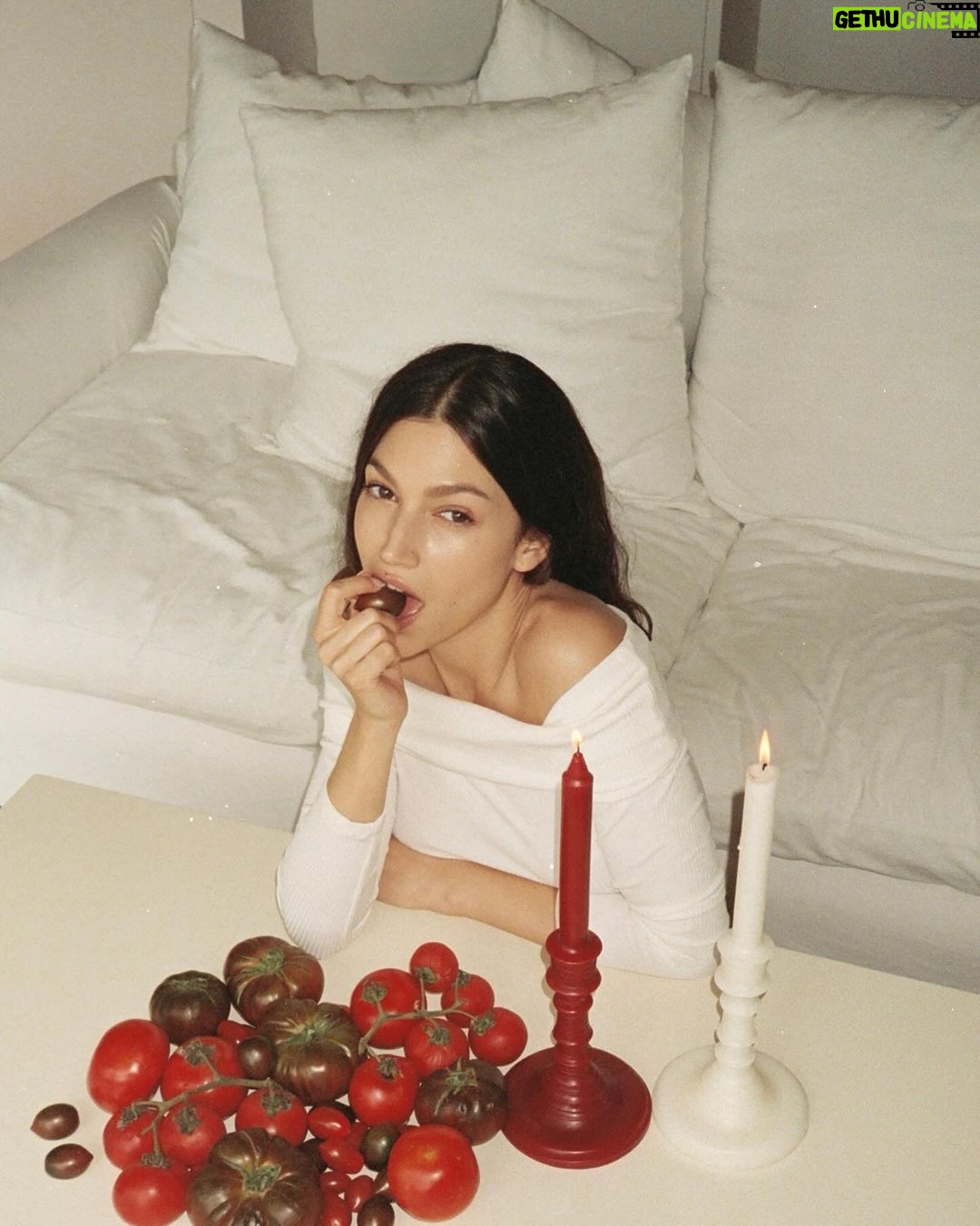 Úrsula Corberó Instagram - Con @loewe_perfumes en casa 🧸🕯️🔮 #LOEWEperfumes