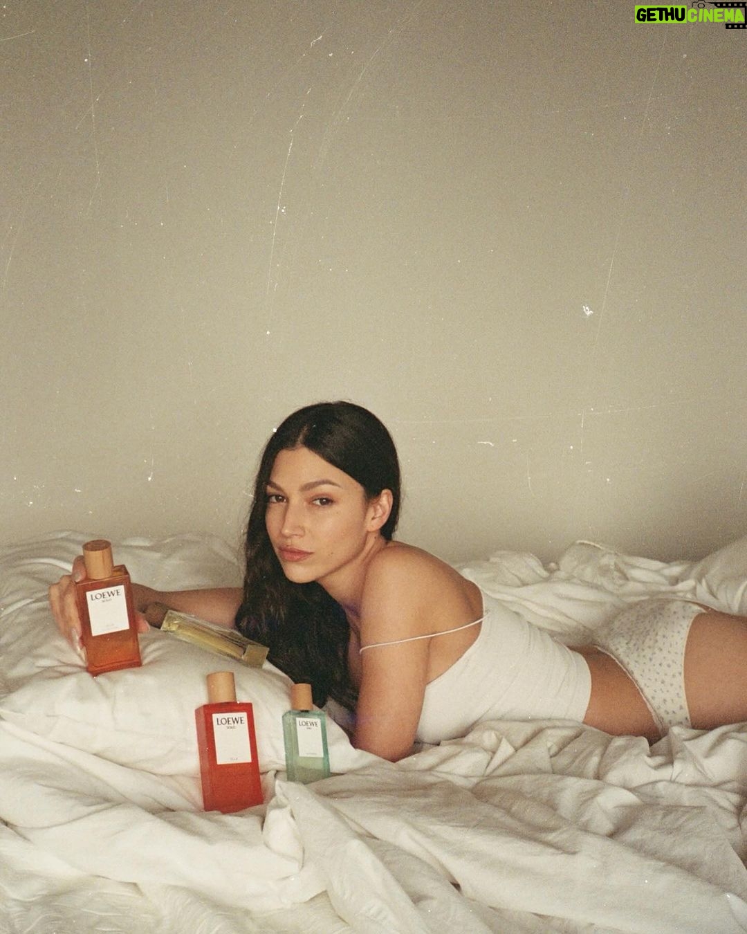 Úrsula Corberó Instagram - Con @loewe_perfumes en casa 🧸🕯️🔮 #LOEWEperfumes