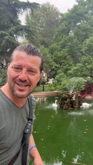 İlker Aksum Instagram - Yüzüme bile bakmadılar. Hani ünlüydük ya 🤔