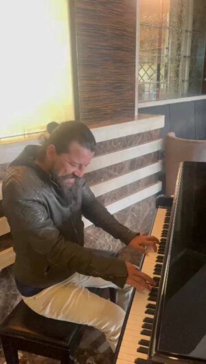 İlker Aksum Instagram - Eh işte 😊
#piano #rodrigo