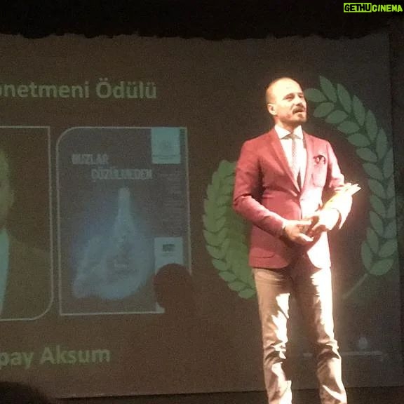 İlker Aksum Instagram - Canım kardeşim türkiye cumhuriyetinin bu seneki en iyi yönetmen ödülünü almıştır biz böyle bir aileyiz